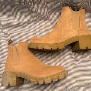 Pair of Steve Madden tan platform boots  size 9